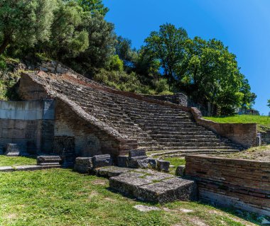 Arnavutluk 'un Apollonia kentindeki Roma harabelerindeki vampir tiyatrosuna yönelik bir manzara