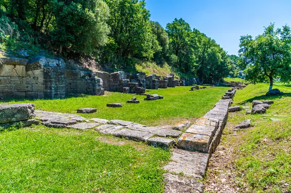 Arnavutluk 'un Apollonia kentinde yaz mevsiminde Roma harabelerinde kalıntıların inşası boyunca bir manzara