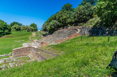 Arnavutluk 'un Apollonia kentindeki Roma harabelerindeki vampir tiyatrosunun yanına bakan bir manzara