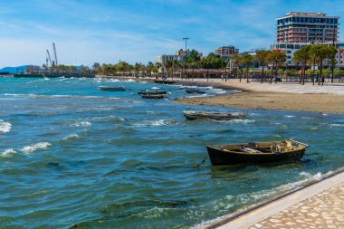 Arnavutluk 'un Vlore kentindeki kıyı şeridine demirlemiş teknelerin yaz mevsiminde manzarası