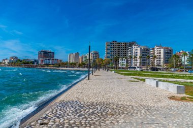 Arnavutluk 'un Vlore kentindeki sahil şeridinde yaz mevsiminde gezinti manzarası