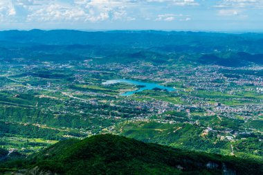 Arnavutluk 'un Farka Gölü üzerindeki Terminalden Dajti Dağı manzarası