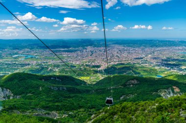 Arnavutluk 'un başkenti Tiran' ın üzerindeki teleferik terminalinden Dajti dağına bir manzara