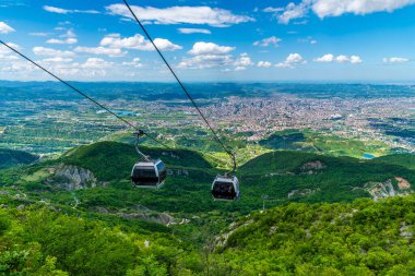 Arnavutluk 'un başkenti Tiran' ın üzerindeki terminale yaz aylarında Dajti 'deki teleferik dağı manzarası yaklaşıyor