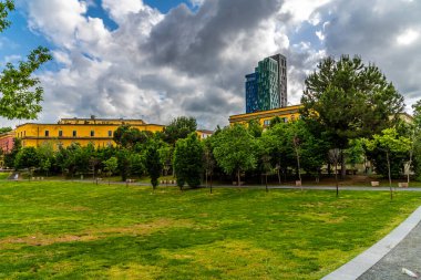 Arnavutluk 'un orta kesimindeki Tiran' daki Skanderbeg Meydanı 'nın yanındaki park manzarası