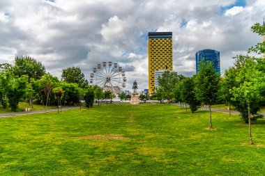 Arnavutluk 'un başkenti Tiran' daki Skanderbeg Meydanı 'na doğru bir park manzarası
