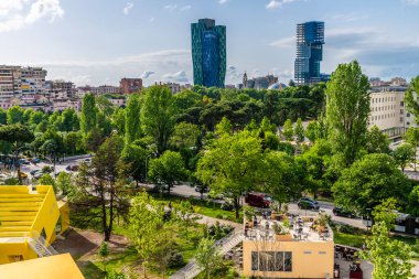 Arnavutluk 'un orta Tiran kentindeki Tiran Piramidinden yaz mevsiminde kuzeye doğru bir manzara