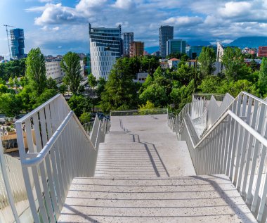 Arnavutluk 'un orta Tiran kentinde Tiran Piramidinden bir manzara