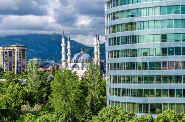 Tiran Piramidinden, Arnavutluk 'un orta kesimindeki Tiran kentindeki bir camiye doğru çağdaş bir yapı manzarası