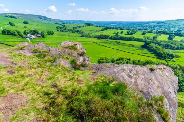 Yaz mevsiminde Lud 'un Staffordshire' daki kilisesinin yakınındaki hamamböceklerinin kuzey ucundaki kayalık arazide bir manzara.