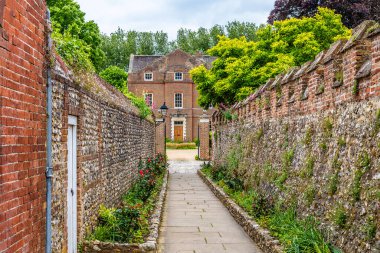 Yazın Chichester, Sussex 'in merkezindeki Chichester Katedrali' ne giden bir yol.