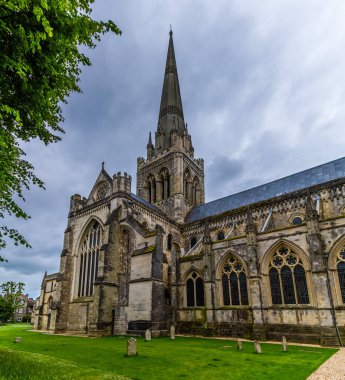 Yazın Chichester, Sussex 'in merkezindeki Chichester Katedrali' nin manzarası.