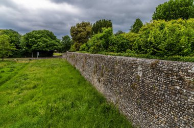 Chichester, Sussex 'in merkezindeki Chichester Katedrali' nden uzakta yaz mevsiminde şehrin duvarlarında bir manzara.