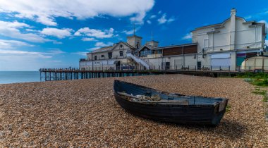 Yazın Sussex, Bognor Regis 'teki rıhtıma doğru bir manzara.