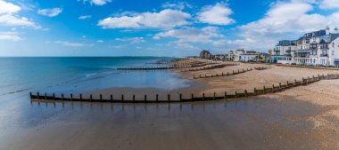 İskeleden bir manzara geçmişteki dalgakıranlar Bognor Regis, Sussex sahilleri boyunca yaz mevsiminde