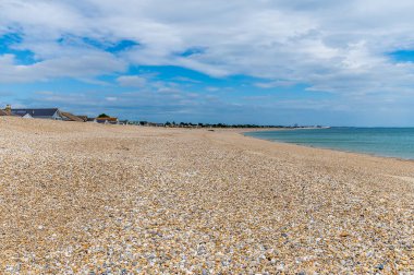 Yazın Sussex, Pagham 'da sahil boyunca doğuya doğru bir manzara.