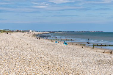 Yazın Sussex, Pagham sahilinin karşısındaki bir manzara.