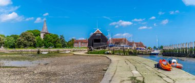 Yaz mevsiminde Batı Sussex, Bosham 'ın karşısındaki rıhtımdan manzara.