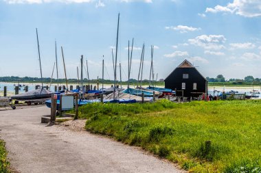 Yazın suların çekildiği Bosham, Batı Sussex 'teki rıhtıma bakan bir manzara