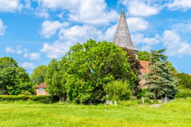 Yazın suların çekildiği Bosham, Batı Sussex 'teki kiliseye bakan bir manzara