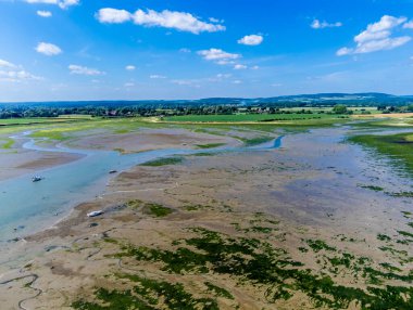 Yazın suların çekildiği Bosham, Batı Sussex 'te Chichester nehrinin iç kısımlarına doğru bir hava manzarası.