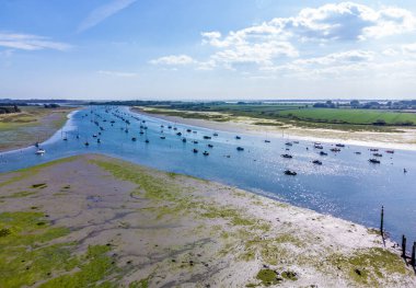 Bosham akıntısı ve Chichester nehri üzerindeki Bosham, Batı Sussex 'te yaz mevsiminde alçak deniz manzarası.