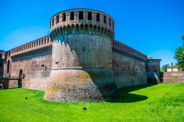 İtalya 'nın Imola kentindeki 14. yüzyıldan kalma taştan şatonun güney köşesine yakın bir manzara.