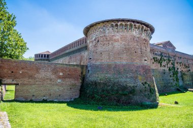 İtalya 'nın Imola kentindeki 14. yüzyıldan kalma taştan şatonun kuzey köşesine yakın bir manzara.