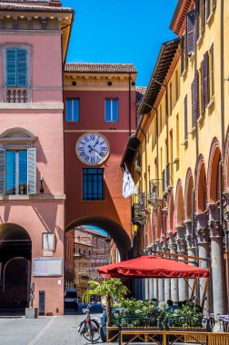 İtalya 'nın Imola kentindeki Matteotti Meydanı' nın girişine doğru bir manzara