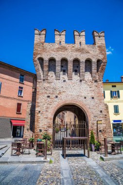 Yazın İtalya 'nın Imola kentindeki eski Roma girişine bakan bir manzara