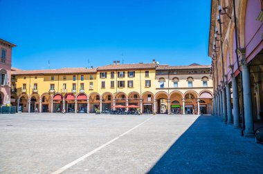 İtalya 'nın Imola kentindeki Matteotti Meydanı' nın doğu tarafına bakan bir manzara.