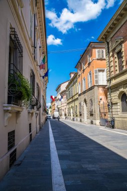 İtalya 'nın Faenza kentindeki Popolo Meydanı' ndan yaz mevsiminde uzaklaşan bir sokak manzarası.