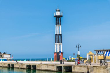 İtalya 'nın Gabicce Mare limanındaki deniz fenerine bakan bir manzara