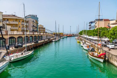 İtalya 'nın Gabicce Mare şehrinde yaz mevsiminde Masa Nehri' nden denize bir manzara