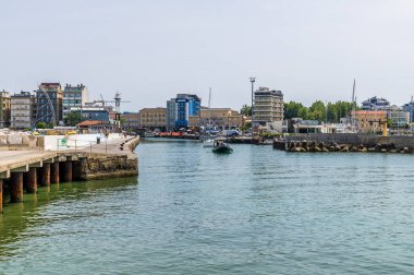 Yazın İtalya 'nın Gabicce Mare limanına giden kanalın aşağısında.