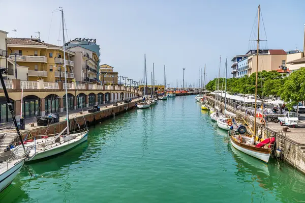 İtalya 'nın Gabicce Mare şehrinde yaz mevsiminde Masa Nehri' nden denize bir manzara