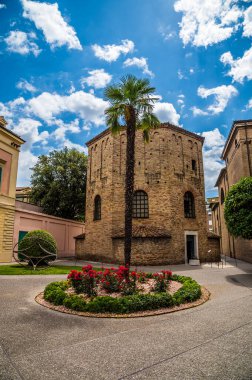 İtalya 'nın Ravenna kentindeki Neonian Baptistery' e bakan bir manzara