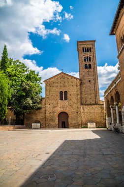 İtalya 'nın Ravenna kentindeki Saint Francis Bazilikası' na doğru bir manzara