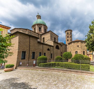 İtalya 'nın Ravenna şehrinde yaz aylarında İsa Mesih' in diriliş katedraline doğru bir manzara