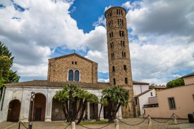 İtalya 'nın Ravenna kentindeki Saint Apollinare Bazilikası' nın yaz aylarındaki yakın görüntüsü.