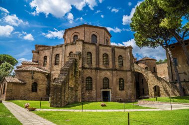 İtalya 'nın Ravenna kentindeki San Vitale Bazilikası' nın arka tarafında bir manzara