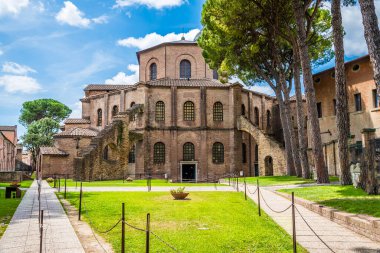 İtalya 'nın Ravenna kentindeki San Vitale Bazilikası' nın arka tarafındaki bahçe manzarası