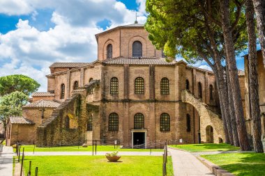 İtalya 'nın Ravenna kentindeki San Vitale Bazilikası' nın arka tarafındaki bahçe manzarası