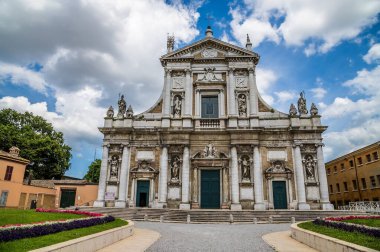 İtalya 'nın Ravenna kentindeki Porto kentindeki Santa Maria Kilisesi' ne yakın çekim