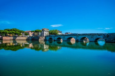 İtalya 'nın Rimini kentindeki Roma Tiberius Köprüsü' nün yansımaları parkından bir manzara.