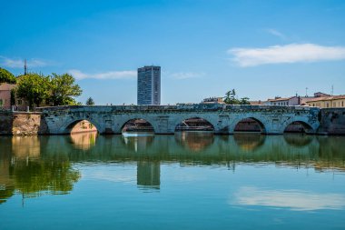 Yazın İtalya 'nın Rimini kentindeki Roma Tiberius Köprüsü' ne doğru bir manzara.