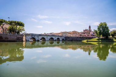 İtalya 'nın Rimini kentindeki Roma Tiberius Köprüsü' nün yanındaki havuzda yansımaların görüntüsü