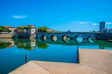 İtalya 'nın Rimini kentindeki Roma Tiberius Köprüsü' nün yanındaki parktan bir manzara
