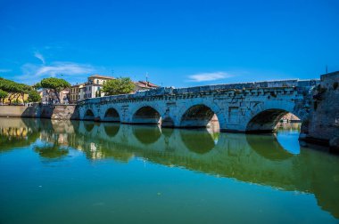 Yaz mevsiminde İtalya 'nın Rimini kentindeki Roma Tiberius Köprüsü' nün kenarına yakın bir manzara.