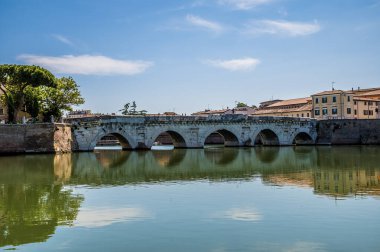 İtalya 'nın Rimini kentindeki Roma Tiberius Köprüsü' nün batı yakasının manzarası